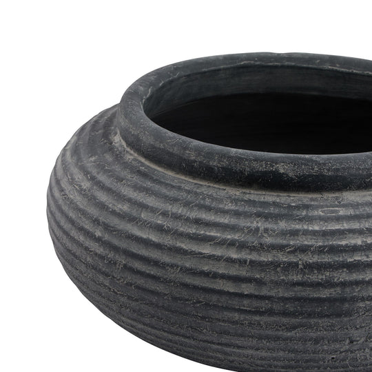 Close-up of the ribbed planter's rolled rim