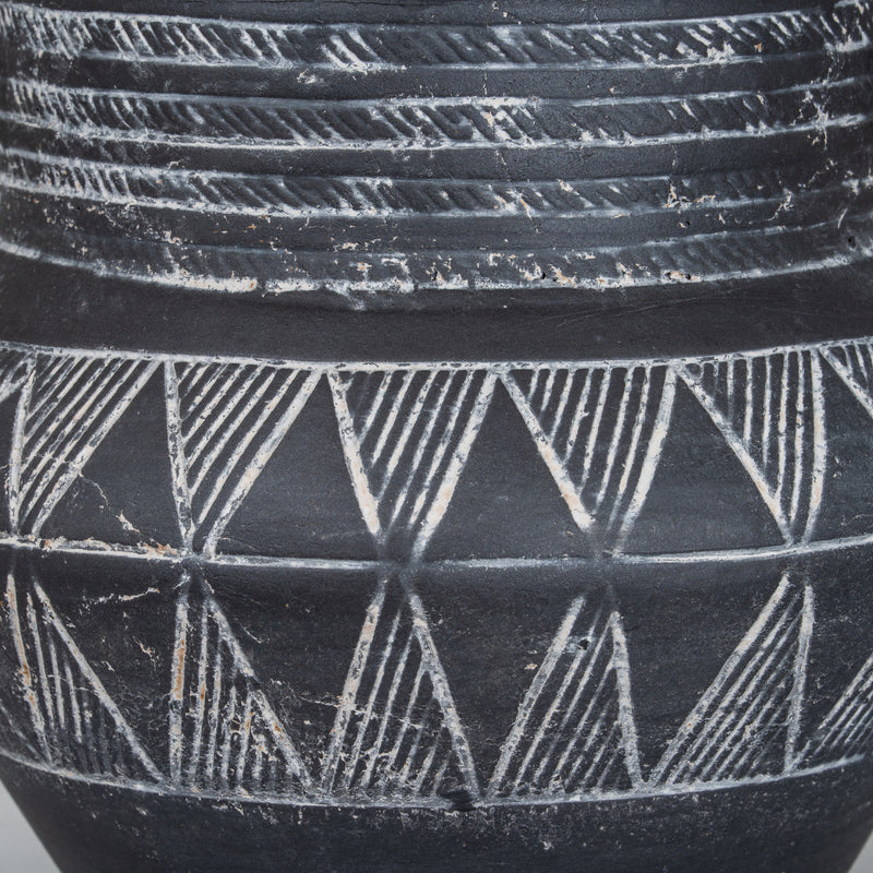 Close-up of the white etched zigzag pattern