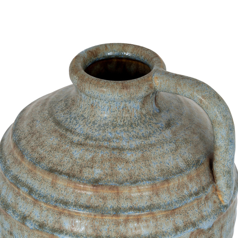 Close-up of the neck, handle and ribbed shoulders