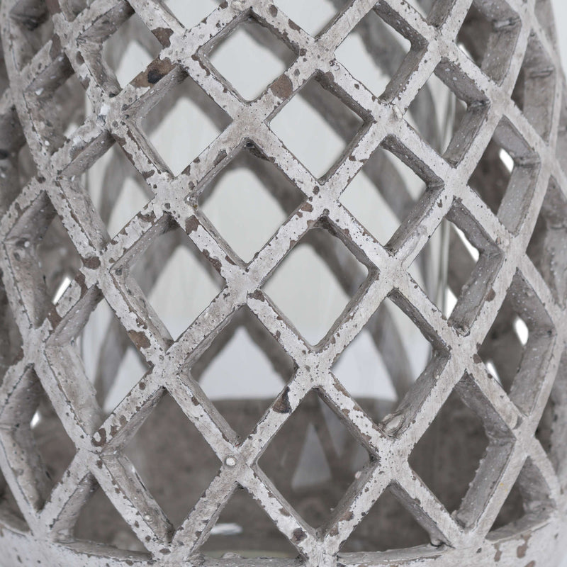 Close-up of the stone-finish lattice