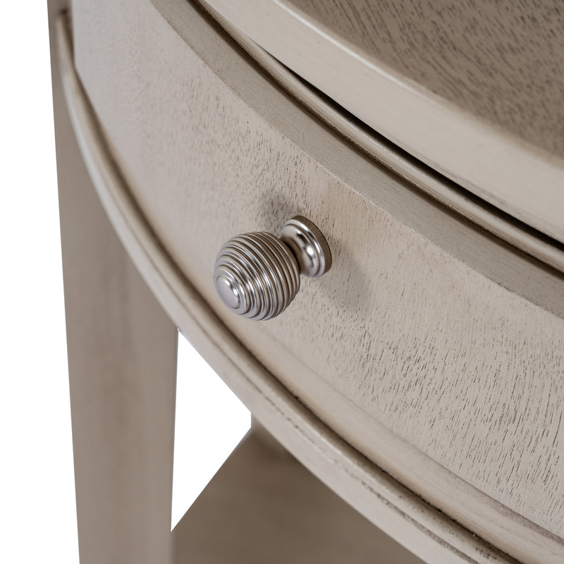 Close-up of the ribbed metal knob