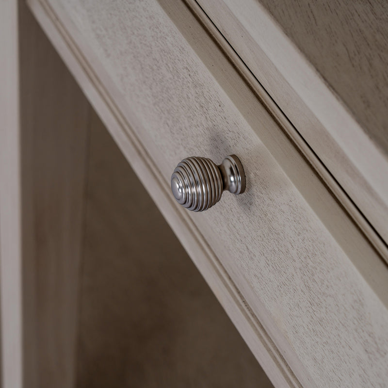 Close-up of the ribbed metal knob