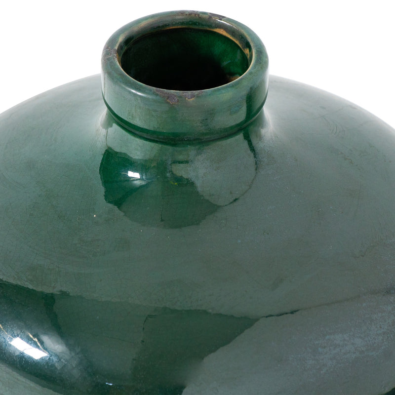 Close-up of the Eve vase neck and distressed rim