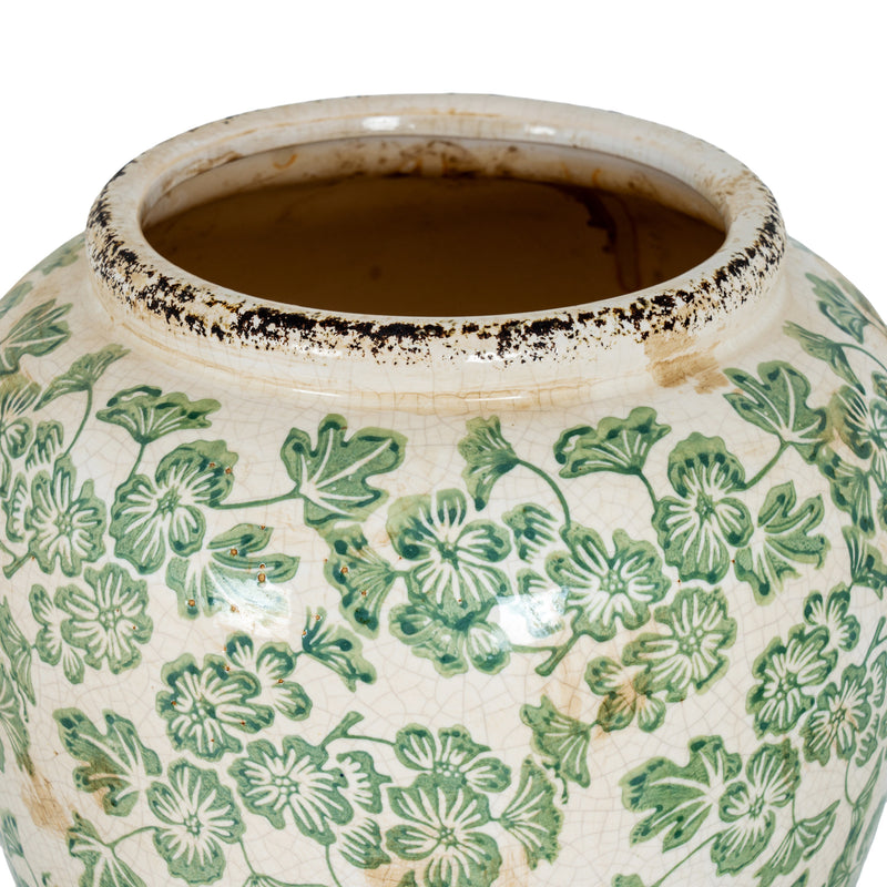 Close-up of the dark-edged rim and opening