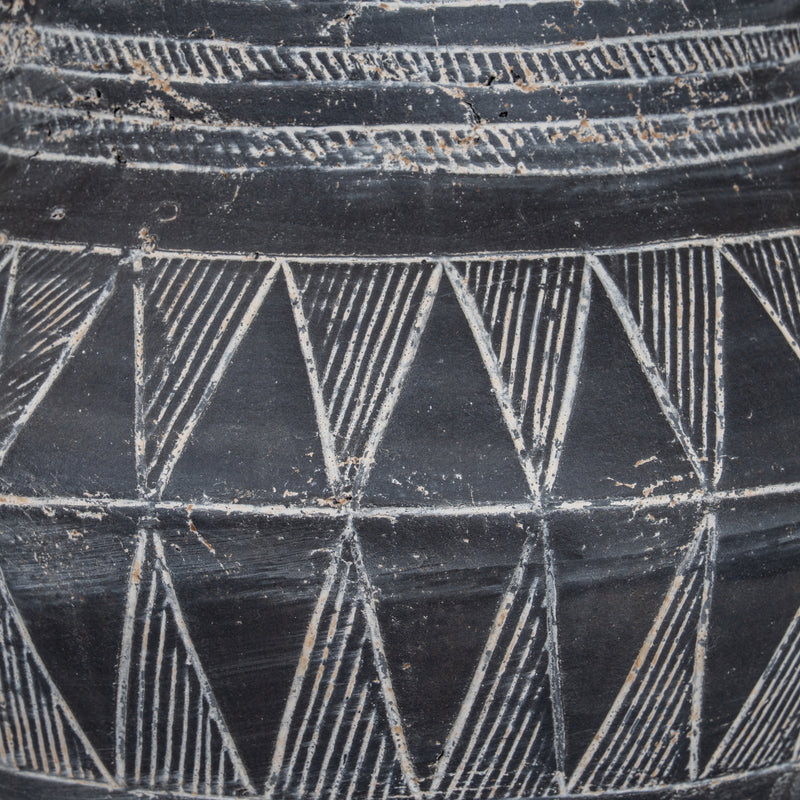 Close-up of the white etched zigzag pattern