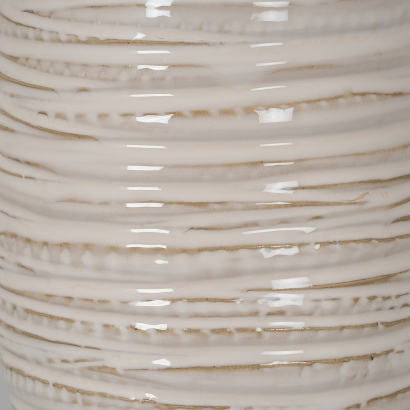 Close-up of the ribbed cream glaze