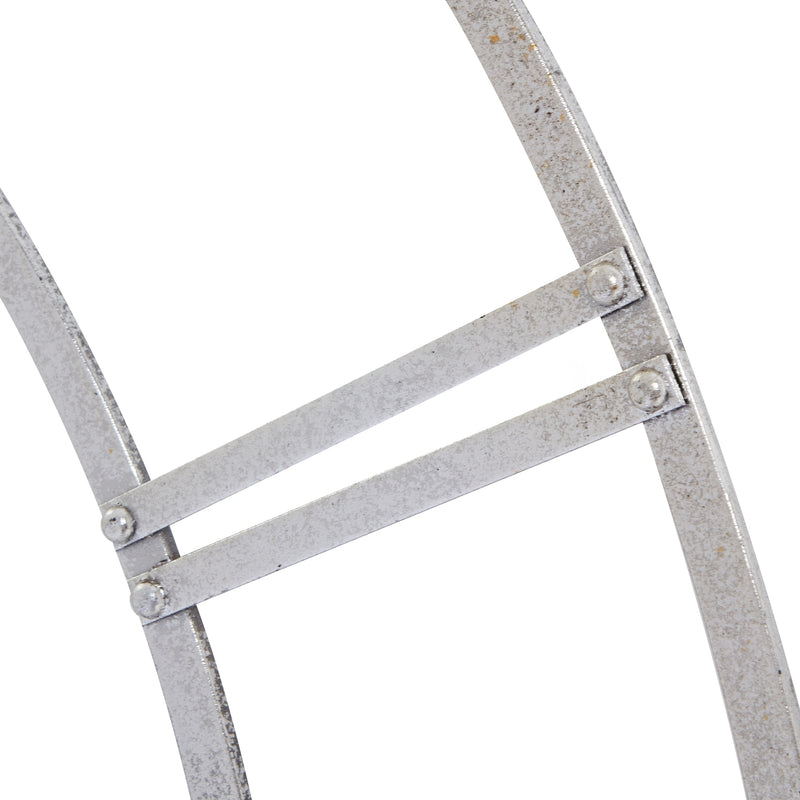 Close-up of the silver foil frame and spokes