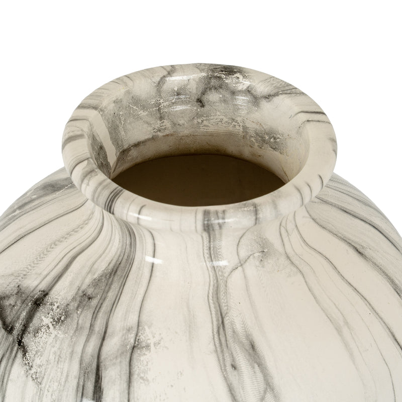 Close-up of the Chours vase neck and opening
