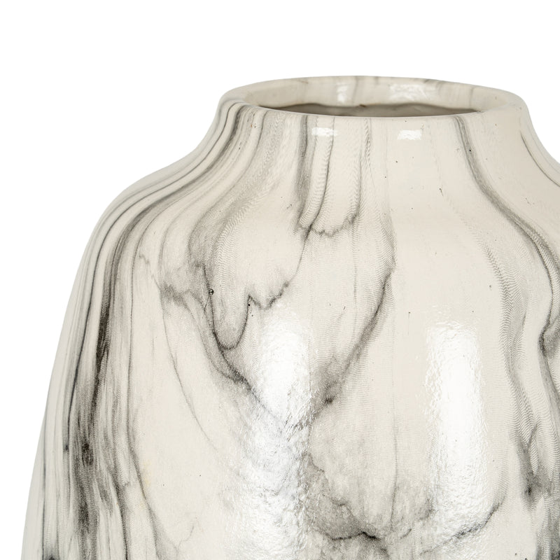 Close-up of the shoulder and marble veining