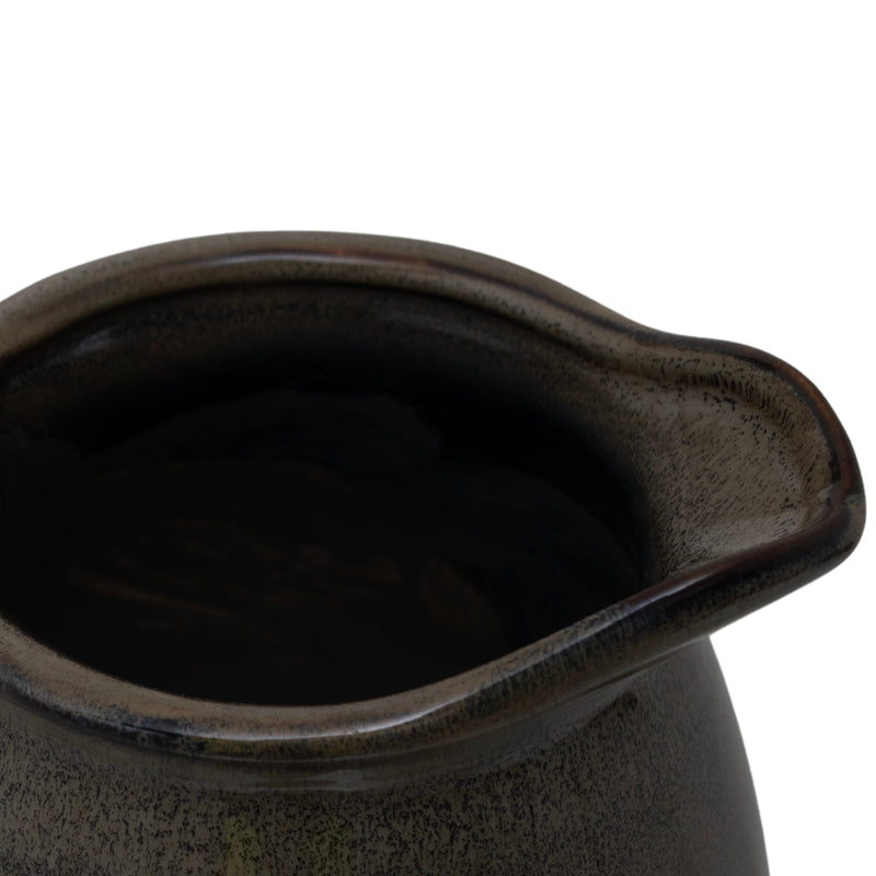 Close-up of the pouring lip and glaze