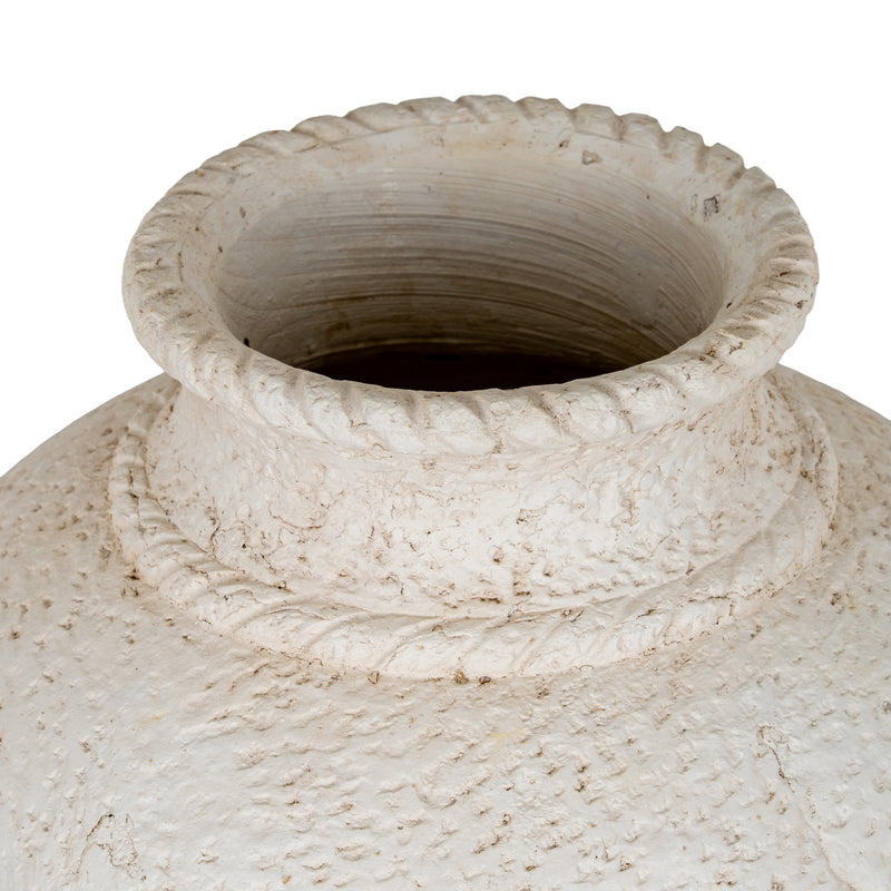 Close-up of the rope-edge rim