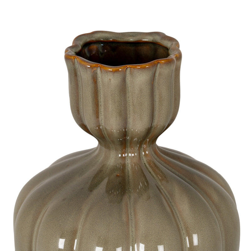 Close-up of the tulip-shaped rim and pinched neck