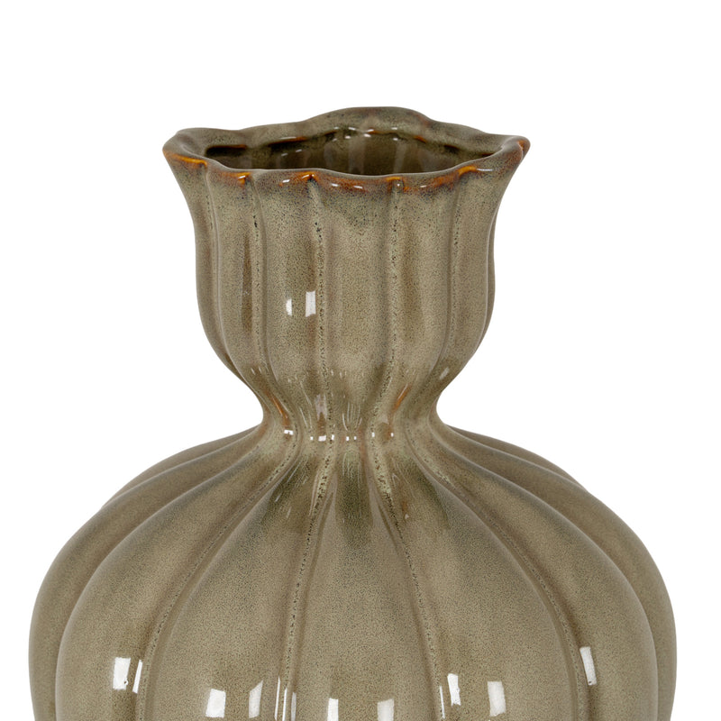 Close-up of the tulip-shaped rim and pinched neck