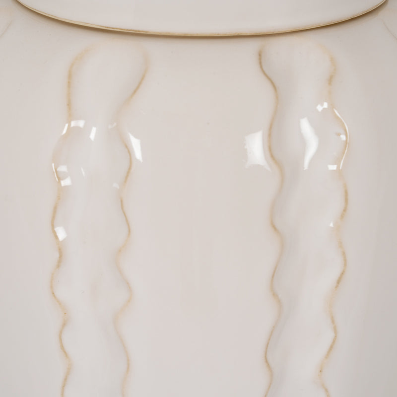 Close-up of the raised wavy lines on the cream glaze