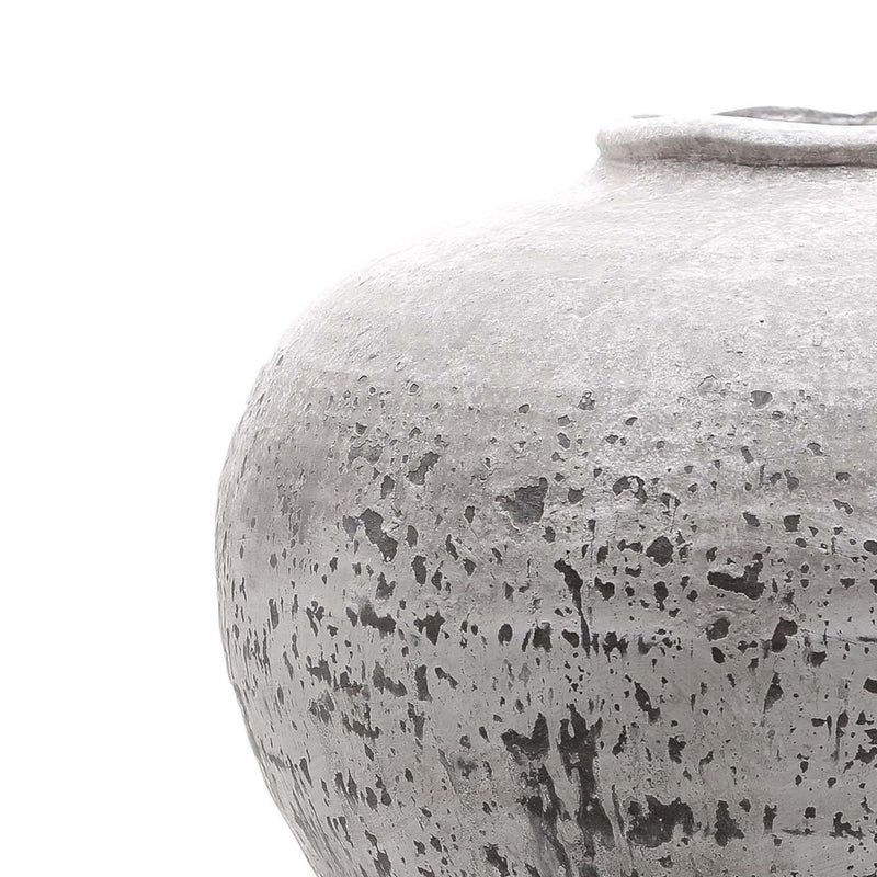 Close-up of the shoulder and speckled stone finish