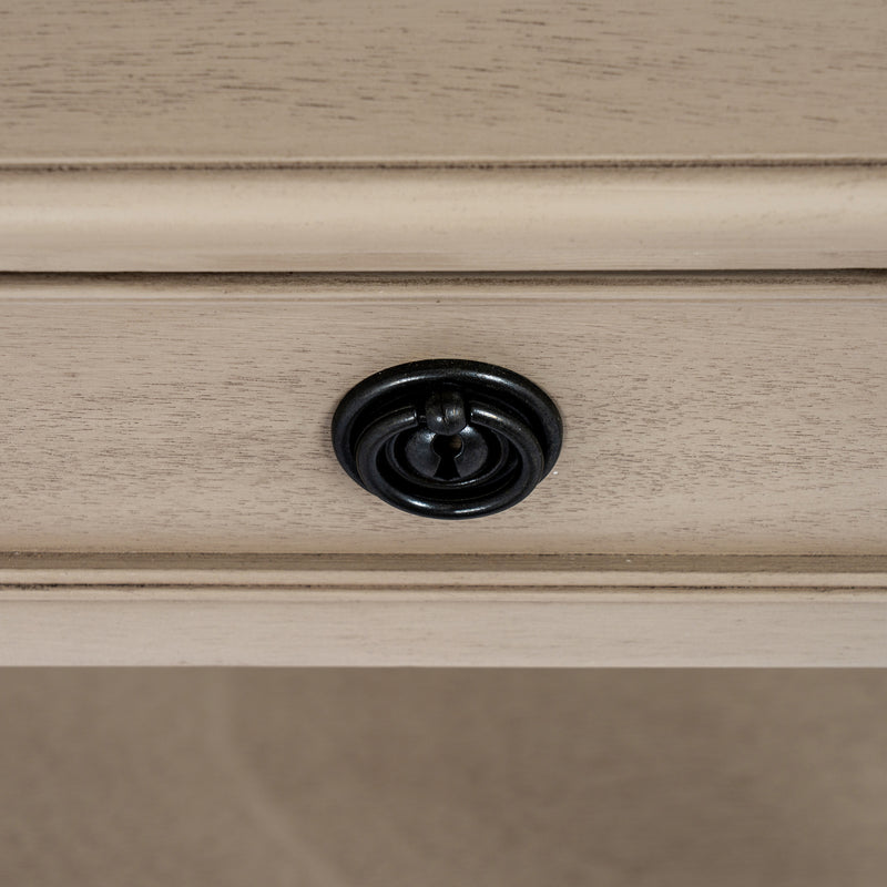 Close-up of the black ring pull