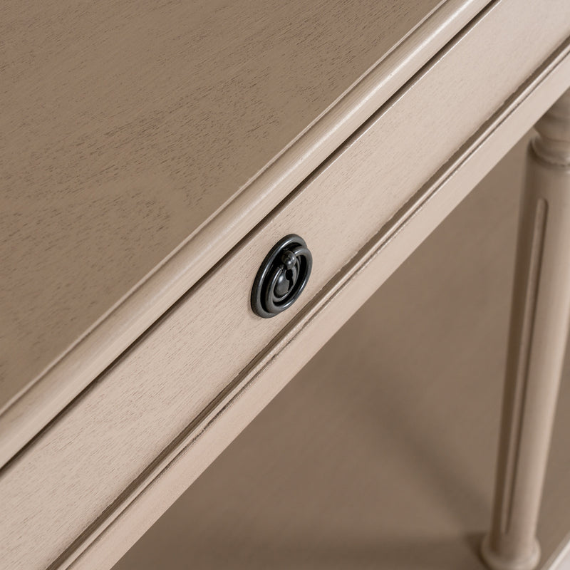 Close-up of the black ring pull