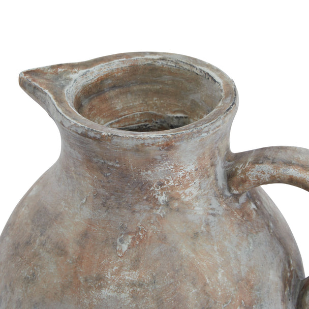 Close-up of the pouring lip and handle