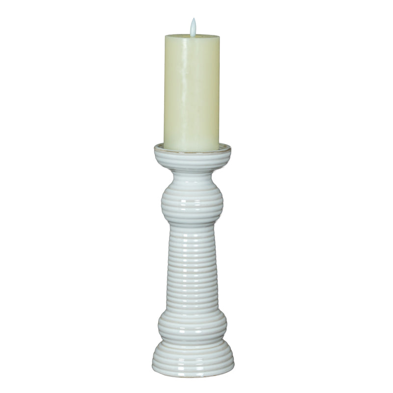Sile medium candle holder with a cream pillar candle