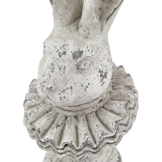 Close-up of the hare's face and ruffle collar