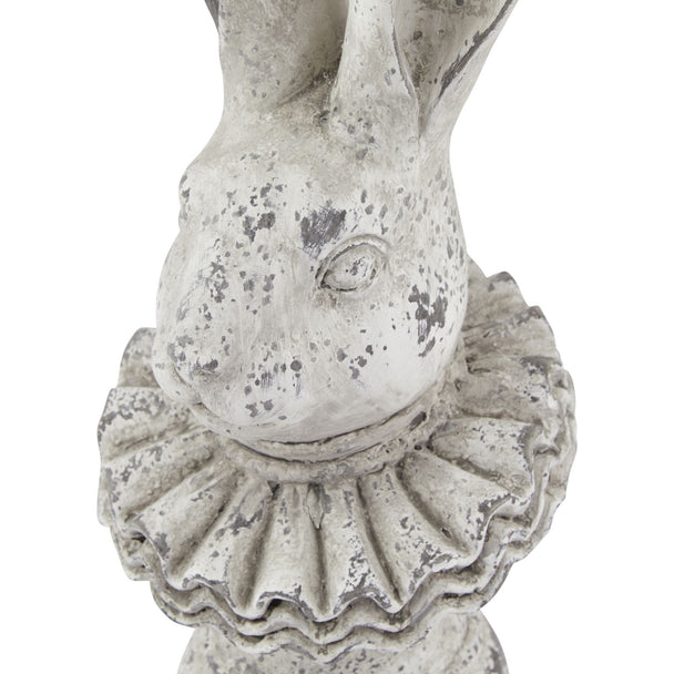 Close-up of the hare's face and ruffle collar
