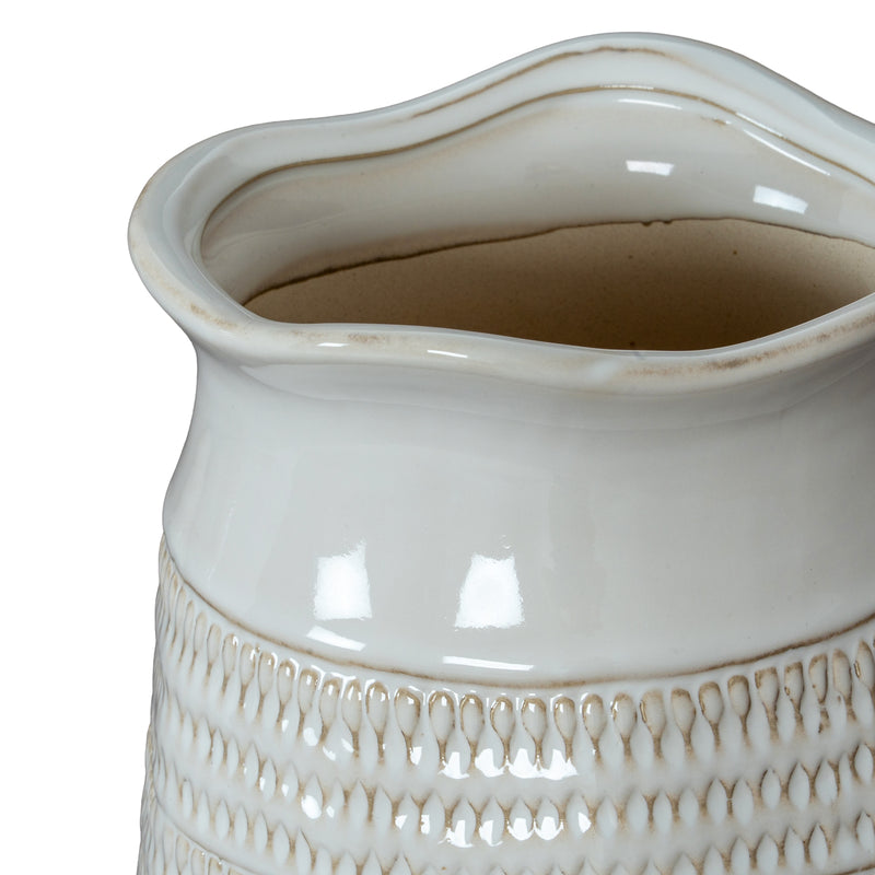 Close-up of the wavy rim and glazed top band